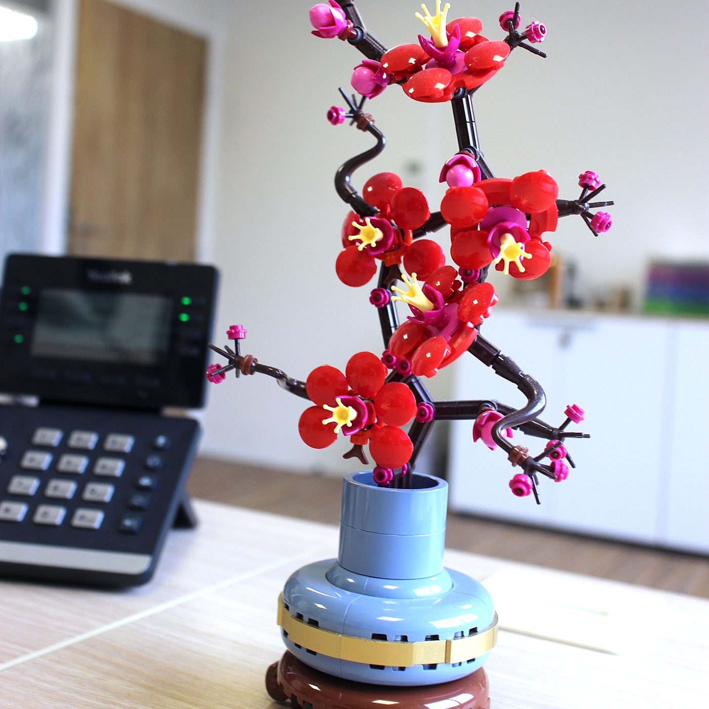 Bonsaï en briques sur un bureau