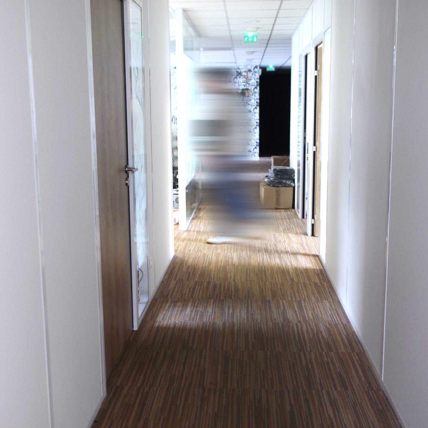 Couloir des bureaux, un collaborateur en mouvement