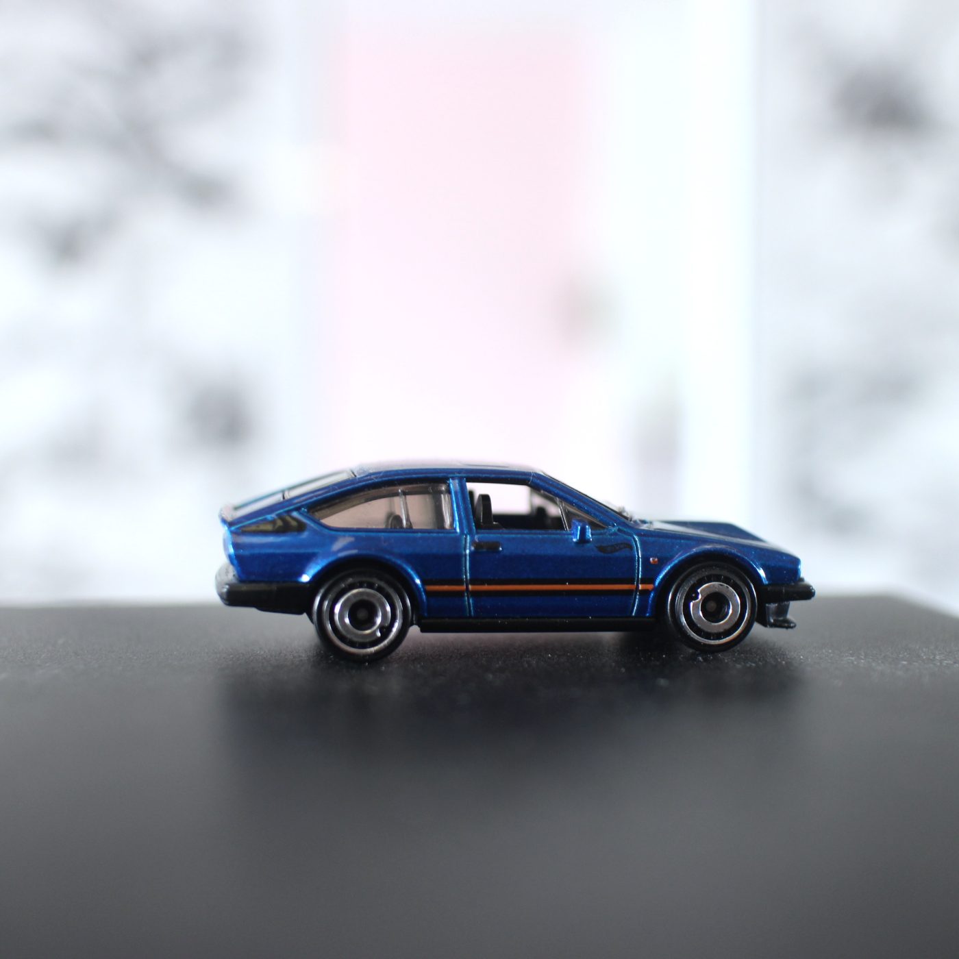 Voiture miniature sur un écran